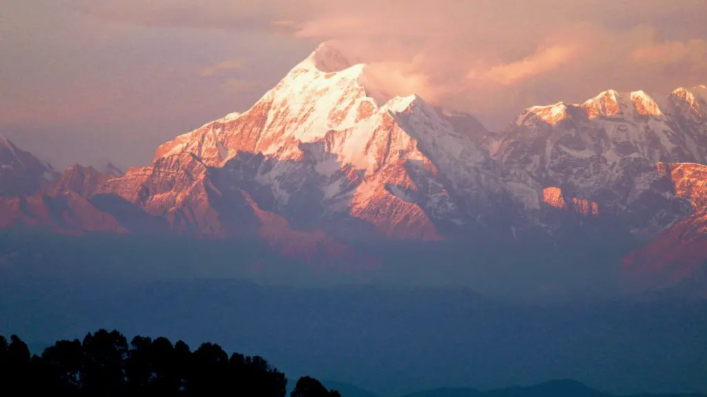 How many people died from climbing mount everest?